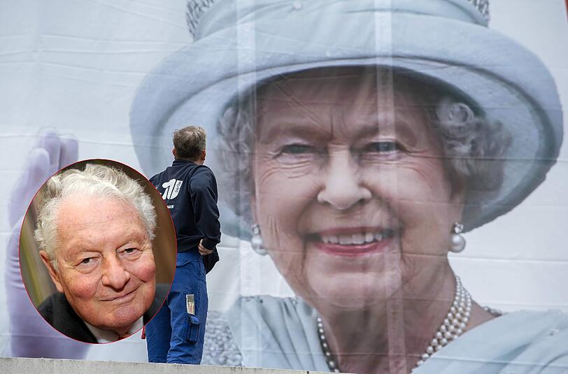 Im Angesicht Ihrer Majestät: Ein Arbeiter hat in Berlin ein XXL-Plakat der Queen angebracht.  Adels-Experte
Rolf Seelmann-Eggebert.
