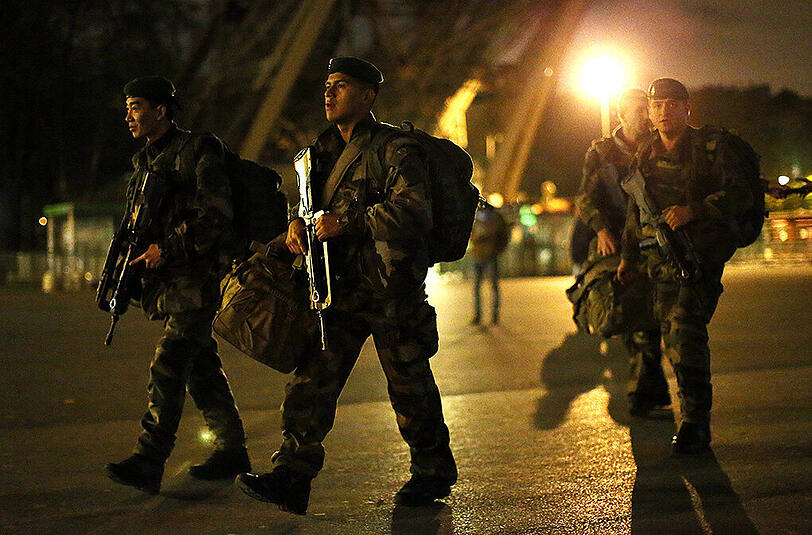 Französische Soldaten patroullieren am 14.11.2015 unter dem Eifelturm in Paris.