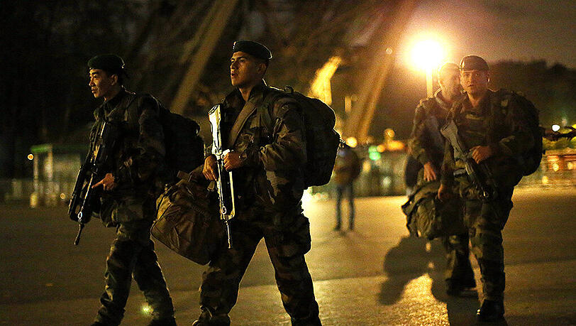 Französische Soldaten patroullieren am 14.11.2015 unter dem Eifelturm in Paris. Französische Soldaten patroullieren am 14.11.2015 unter dem Eifelturm in Paris.