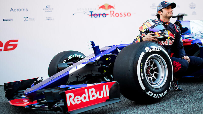 Als letztes der zehn Teams präsentierte Toro Rosso am Sonntagabend seinen neuen Boliden - und vielleicht für nicht wenige Fans galt in diesem Fall, dass das Beste zum Schluss kam. Der silber-blau-rote STR12 des "kleinen" Red-Bull-Rennstalls mit dem Bullen des Hauptsponsors auf der Heckfinne sieht spektakulär aus. Hier mit Pilot Carlos Sainz junior aus Spanien.