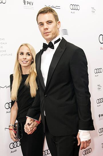 Bayern: Schönes Paar - ohne private Schlagzeilen: Bayern-Keeper Manuel Neuer und seine Nina Weiß