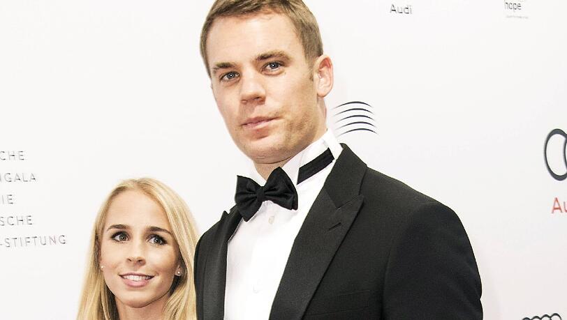 Bayern: Schönes Paar - ohne private Schlagzeilen: Bayern-Keeper Manuel Neuer und seine Nina Weiß Bayern: Schönes Paar - ohne private Schlagzeilen: Bayern-Keeper Manuel Neuer und seine Nina Weiß