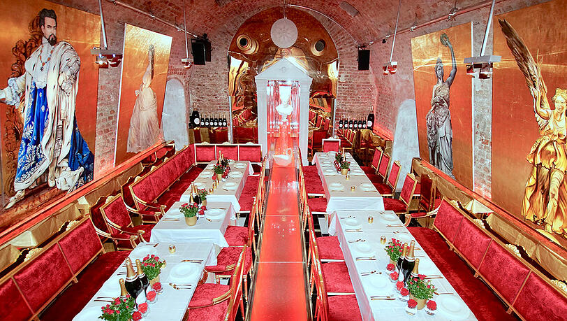 Für fast 1.500 Euro können die Männer ein opulentes Menü essen.
