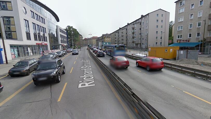 Der 24-jährige Fußgänger wurde mit schweren Verletzungen ins Krankenhaus gebracht. Der 24-jährige Fußgänger wurde mit schweren Verletzungen ins Krankenhaus gebracht.