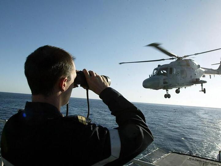 Ein Hubschrauber der französischen Marine hebt von der Fregatte "Tourville" auf dem Roten Meer ab.