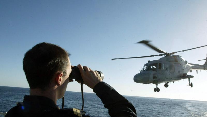 Ein Hubschrauber der französischen Marine hebt von der Fregatte "Tourville" auf dem Roten Meer ab. Ein Hubschrauber der französischen Marine hebt von der Fregatte "Tourville" auf dem Roten Meer ab.