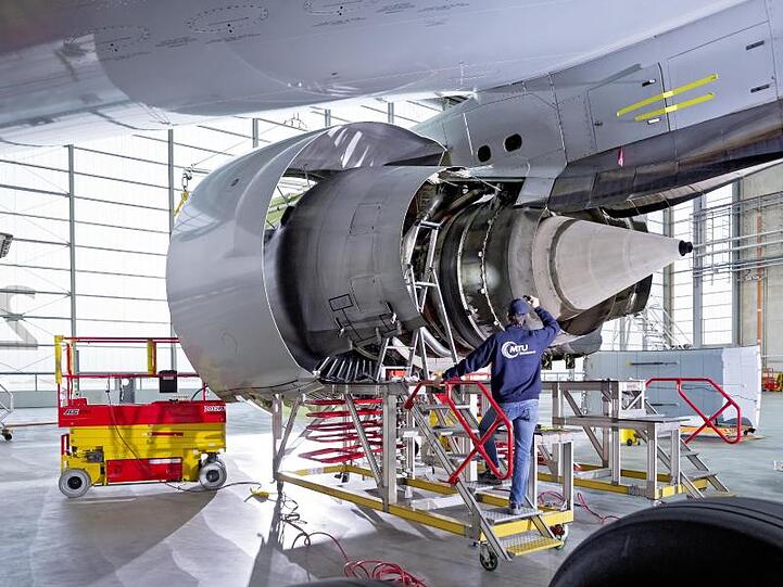 Ein Mitarbeiter arbeitet in einem Werk der MTU Aero Engines AG an einer Flugzeug-Turbine. Foto: -/MTU Aero Engines AG/dpa/Symbolbild