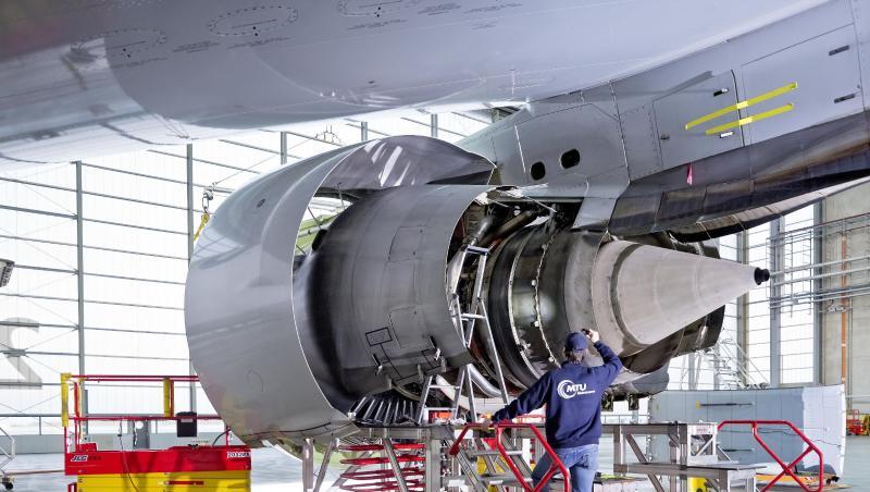 Ein Mitarbeiter arbeitet in einem Werk der MTU Aero Engines AG an einer Flugzeug-Turbine. Foto: -/MTU Aero Engines AG/dpa/Symbolbild Ein Mitarbeiter arbeitet in einem Werk der MTU Aero Engines AG an einer Flugzeug-Turbine. Foto: -/MTU Aero Engines AG/dpa/Symbolbild