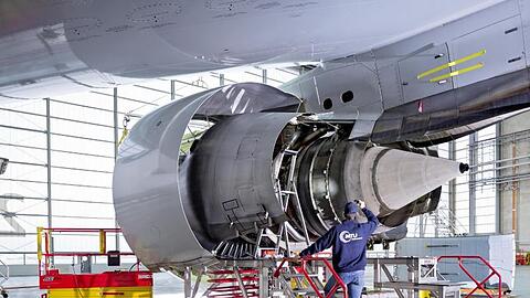 Ein Mitarbeiter arbeitet in einem Werk der MTU Aero Engines AG an einer Flugzeug-Turbine. Foto: -/MTU Aero Engines AG/dpa/Symbolbild