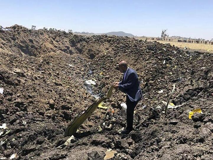 Das von der Ethiopian Airlines Facebookseite zur Verfügung gestellte Bild zeigt Tewolde Gebremariam, Chef der Ethiopian Airlines, am Absturzort.