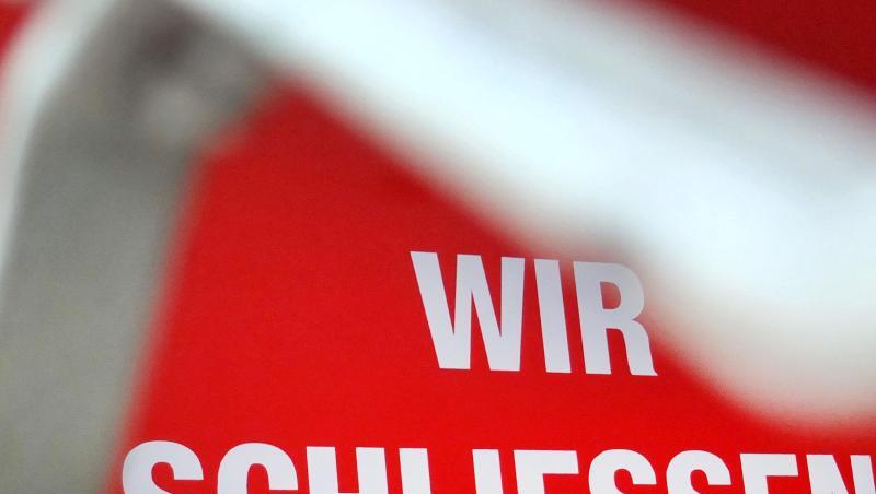 Der Schriftzug "Wir schließen!" steht hinter einem Rollgitter an einem geschlossenen Geschäft. Der Schriftzug "Wir schließen!" steht hinter einem Rollgitter an einem geschlossenen Geschäft.