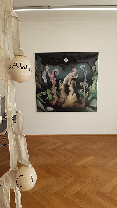 Das Ölgemälde "New Moon" von Alan Stefanato erinnert in seiner Verwunschenheit an Max Ernst. im Vordergrund Leftover von Piotr Lakomy. Das Ölgemälde "New Moon" von Alan Stefanato erinnert in seiner Verwunschenheit an Max Ernst. im Vordergrund Leftover von Piotr Lakomy.