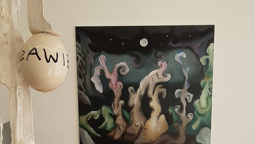 Das Ölgemälde "New Moon" von Alan Stefanato erinnert in seiner Verwunschenheit an Max Ernst. im Vordergrund Leftover von Piotr Lakomy. Das Ölgemälde "New Moon" von Alan Stefanato erinnert in seiner Verwunschenheit an Max Ernst. im Vordergrund Leftover von Piotr Lakomy.