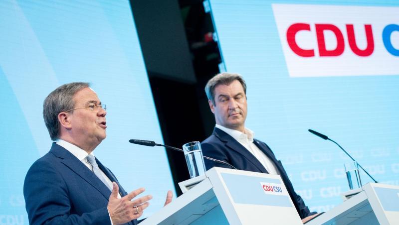 Kanzlerkandidat Armin Laschet (l) und CSU-Chef Markus Söder stellen das Programm von CDU und CSU vor.