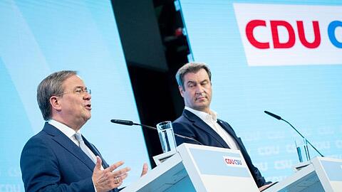 Kanzlerkandidat Armin Laschet (l) und CSU-Chef Markus Söder stellen das Programm von CDU und CSU vor.