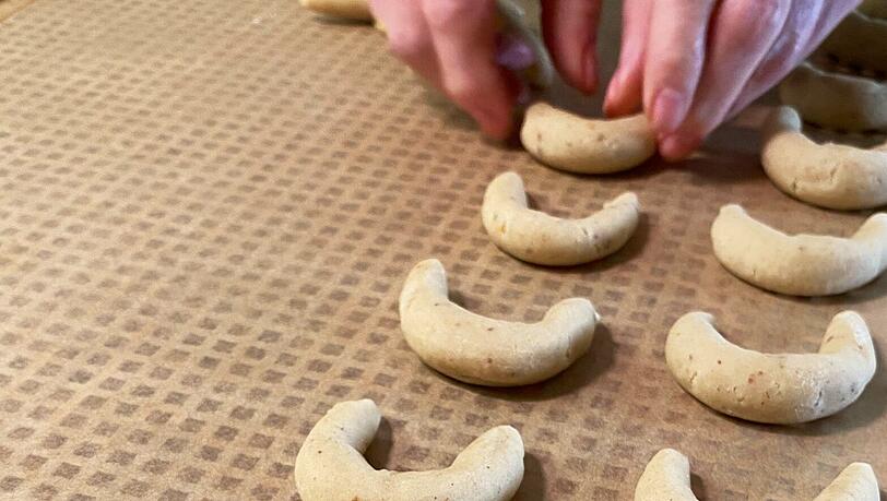 Mit ganz viel Liebe handgemacht: Bianca Kindl formt Vanillekipferl für die Bäckerei Müller. Mit ganz viel Liebe handgemacht: Bianca Kindl formt Vanillekipferl für die Bäckerei Müller.