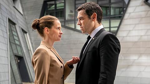 "Der Beschützer": Fiona (Marlene Tanczik) mit dem BKA-Beamten Jan (Tobias Oertel).