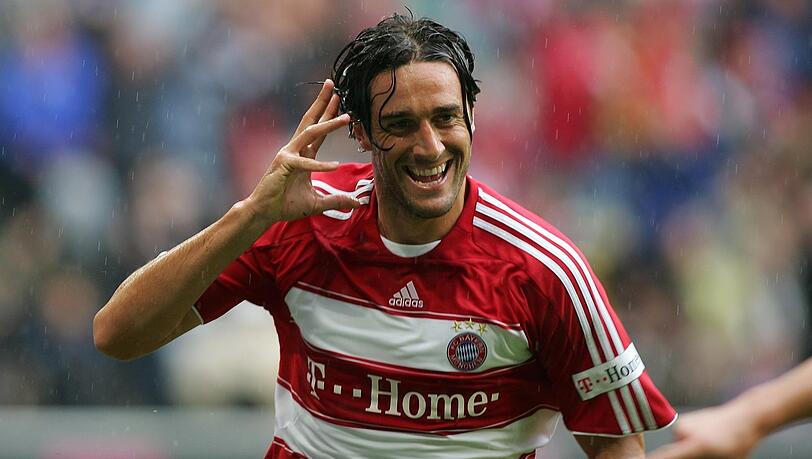 Luca Toni machte sich bei den Bayern-Fans mit seinem markanten Ohrschrauber gleich beliebt.