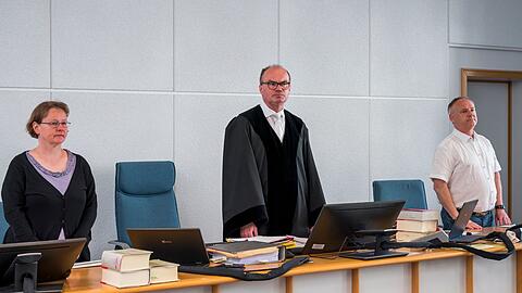 Der vorsitzende Richter am Amtsgericht Bachmann (M.) zu Beginn der Sitzung in Bamberg.