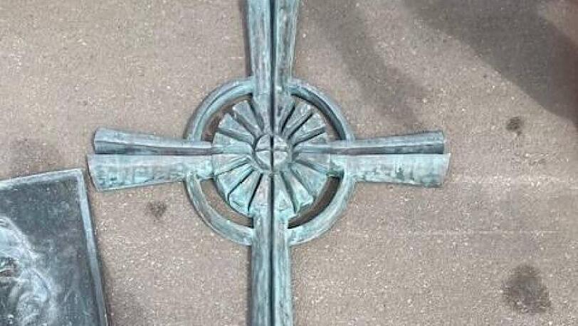 Dieses Kreuz ist auf einem Münchner Friedhof verschwunden. Dieses Kreuz ist auf einem Münchner Friedhof verschwunden.