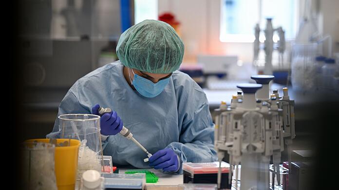 Für eine erfolgreiche Beweisführung ist die Sicherstellung von Spuren nach einem sexuellen oder körperlichen Übergriff entscheidend. In Bayern kann das nun anonymisiert als Kassenleistung abgerechnet werden. (Illustration)