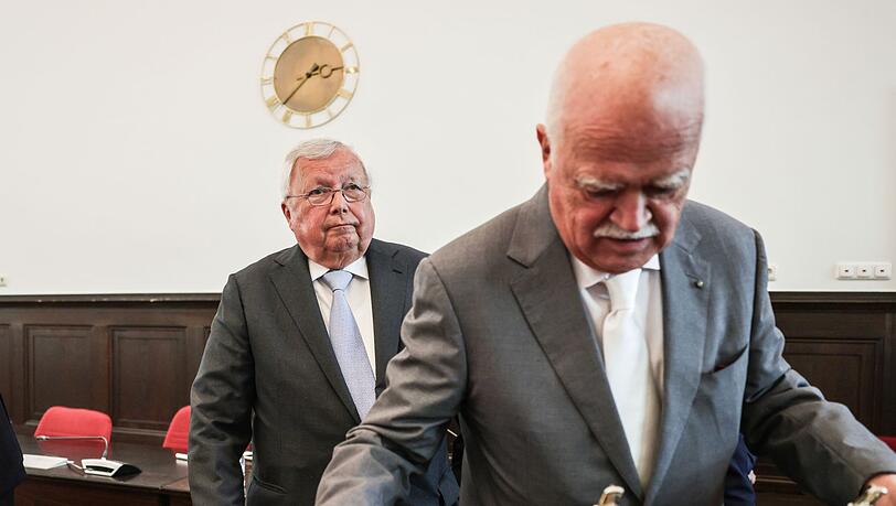 Sein letzter Auftritt im Gerichtssaal: Christian Olearius (links) im Bonner Landgericht im Juni 2024. Im Vordergrund sein Verteidiger, der fr&uuml;here CSU-Bundestagsabgeordnete Peter Gauweiler.