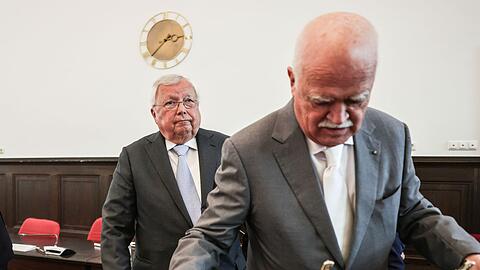 Sein letzter Auftritt im Gerichtssaal: Christian Olearius (links) im Bonner Landgericht im Juni 2024. Im Vordergrund sein Verteidiger, der fr&uuml;here CSU-Bundestagsabgeordnete Peter Gauweiler.