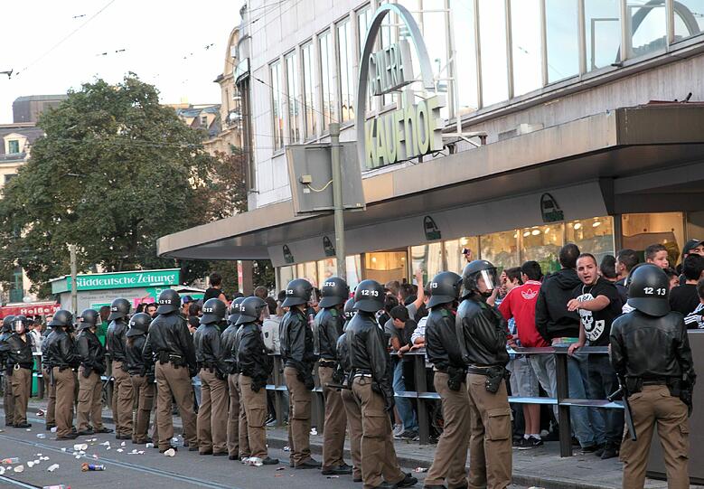 Chaos vor dem Mathäser-Kino am Stachus: Die Autogrammstunde von Rapper "Haftbefehl" wurde abgesagt - zu viele Fans. Die wollten aber nicht so einfach wieder gehen und lösten mit ihrer wütenden Blockade einen Großeinsatz der Polizei aus.