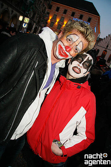 Große Faschingsparty am Marienplatz! Ab zwölf Uhr richtete dort Charivari eine Show aus. Der Hauptact: Alexander Marcus. Die Münchner hatten ihren Spaß. Mehr Bilder unter: www.nachtagenten.de