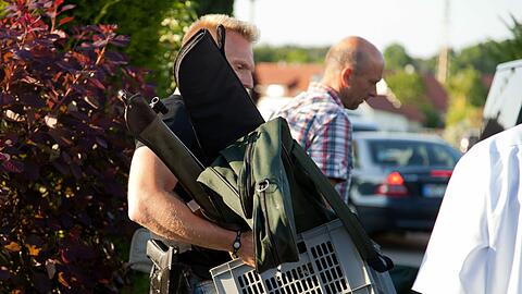 Polizeibeamte durchsuchen das Haus des Amok-Schützen von Memmingen.