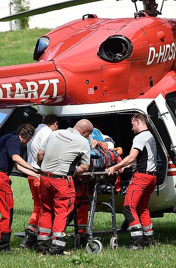 Nach der Erstversorgung wurde der Schwerverletzte mit einem Rettungshubschrauber in eine Klinik gebracht.