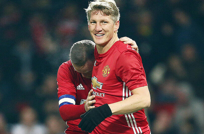 Bastian Schweisteiger lässt sich von ManUnited-Ikone Wayne Rooney feiern.
