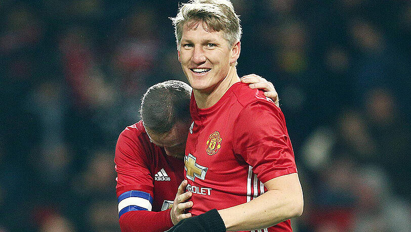Bastian Schweisteiger lässt sich von ManUnited-Ikone Wayne Rooney feiern. Bastian Schweisteiger lässt sich von ManUnited-Ikone Wayne Rooney feiern.