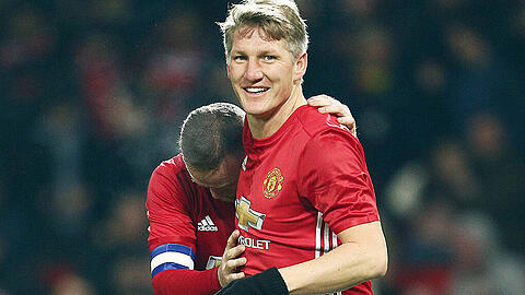 Bastian Schweisteiger lässt sich von ManUnited-Ikone Wayne Rooney feiern.