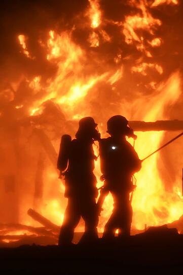 Kurz vor 23 Uhr gingen mehrere Notrufe ein. Als die freiwillige Feuerwehr eintraf, stand die komplette Scheune bereits in Flammen.