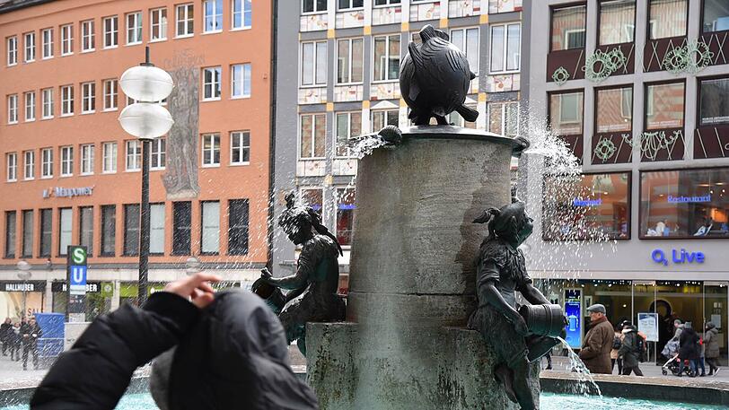 Sturm "Friederike" am Marienplatz. Wer nicht aufpasst, wird durch die Böen vom Fischbrunnen nassgemacht.