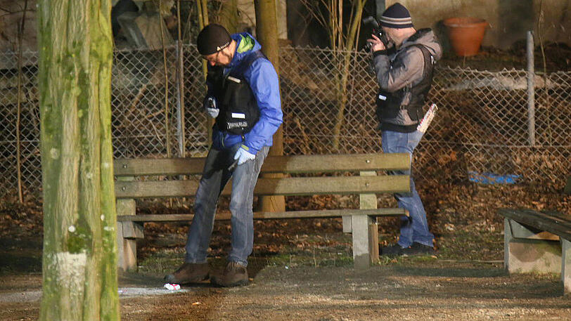 Beamte suchen nach den flüchtigen Tätern - Sanitäter versorgen die Verletzten. In Mühldorf am Inn haben sich am Freitag dramatische Szenen abgespielt.