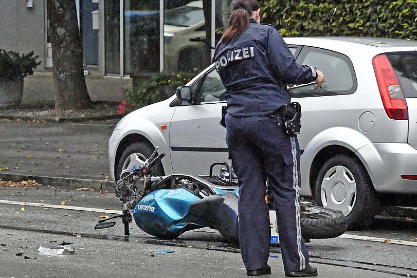 Bei dem Unfall in der Balanstraße war ein Motorrad mit einem Pkw kollidiert, der vermutlich ausfahren oder wenden wollte.