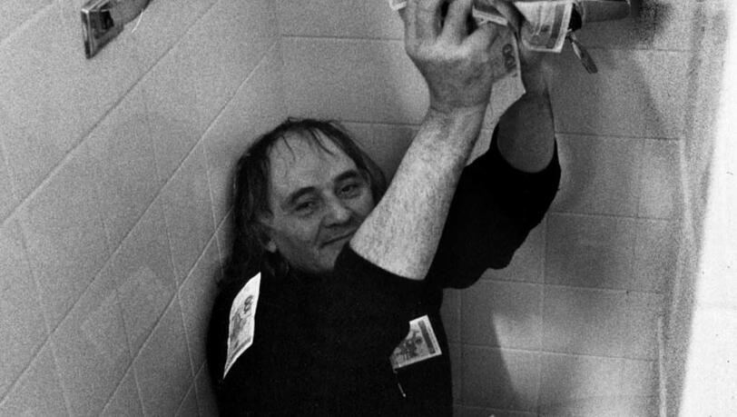 Das ist wohl nicht ganz ernst gemeint: Wolfgang Nöth in einer Dusche aus Geld (DM!).