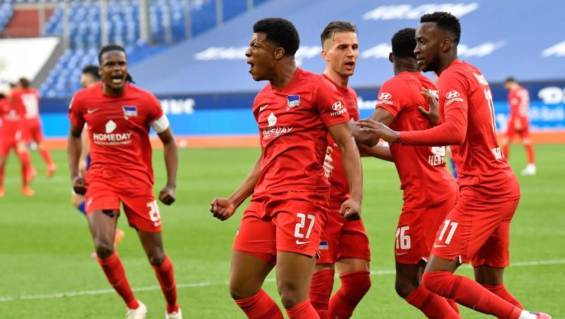 Die Herthaner feiern den 2:1-Sieg beim FC Schalke 04.