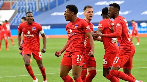 Die Herthaner feiern den 2:1-Sieg beim FC Schalke 04.