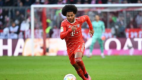 Serge Gnabry von München spielt den Ball.