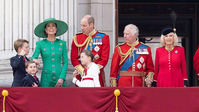 König Charles III. (r.) und Camilla setzen bei der Zukunft der Monarchie auf William und vor allem Kate (l.)