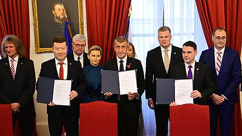 Andrej Babis (M), tschechischer Milliardär und Gründer der Partei ANO, stellt mit den Vorsitzenden der ultrarechten Freiheit und direkte Demokratie (SPD) und der Autofahrerpartei Motoristen einen Koalitionsvertrag vor.