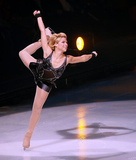 Tanja Szewczenko (rechts) startete ihre Karriere als Eiskunstläuferin. Seit 2001 beweist sie sich als Schauspielerin.