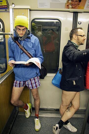 So macht U-Bahn fahren Spaß. Die Bilder vom Unterhosen-Flashmob in München.