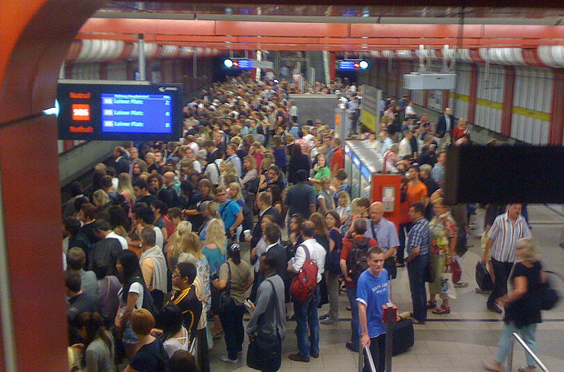 Durch Bauarbeiten an der U-Bahnlinie U6 die Vorverlegung des Testspiels droht München ein Verkehrschaos.