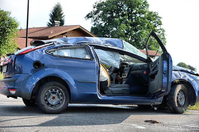 Unfall mit Folgen: Ein 18-Jähriger kam mit seinem Auto von der Straße ab und überschlug sich mehrere Male.
