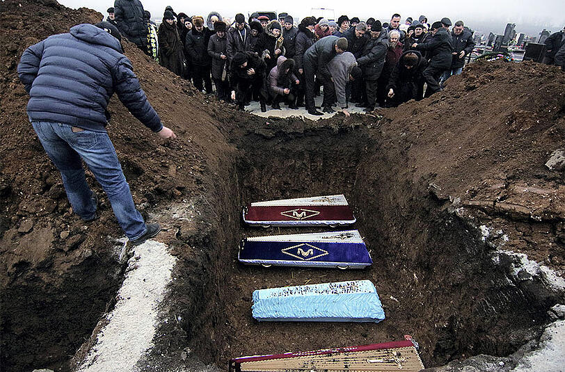 Beerdigung von Kriegsopfern in der ostukrainischen Stadt Mariupol. Die Gefechte im Bürgerkriegsgebiet gehen weiter.