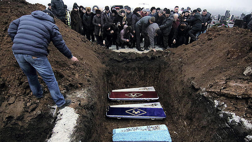 Beerdigung von Kriegsopfern in der ostukrainischen Stadt Mariupol. Die Gefechte im Bürgerkriegsgebiet gehen weiter. Beerdigung von Kriegsopfern in der ostukrainischen Stadt Mariupol. Die Gefechte im Bürgerkriegsgebiet gehen weiter.